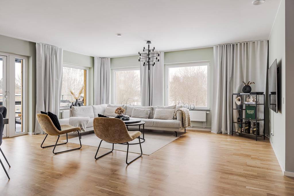 Soffhörnan med generösa fönster 