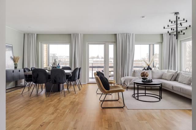 Stort matrum och vardagsrum i öppen lösning med köket