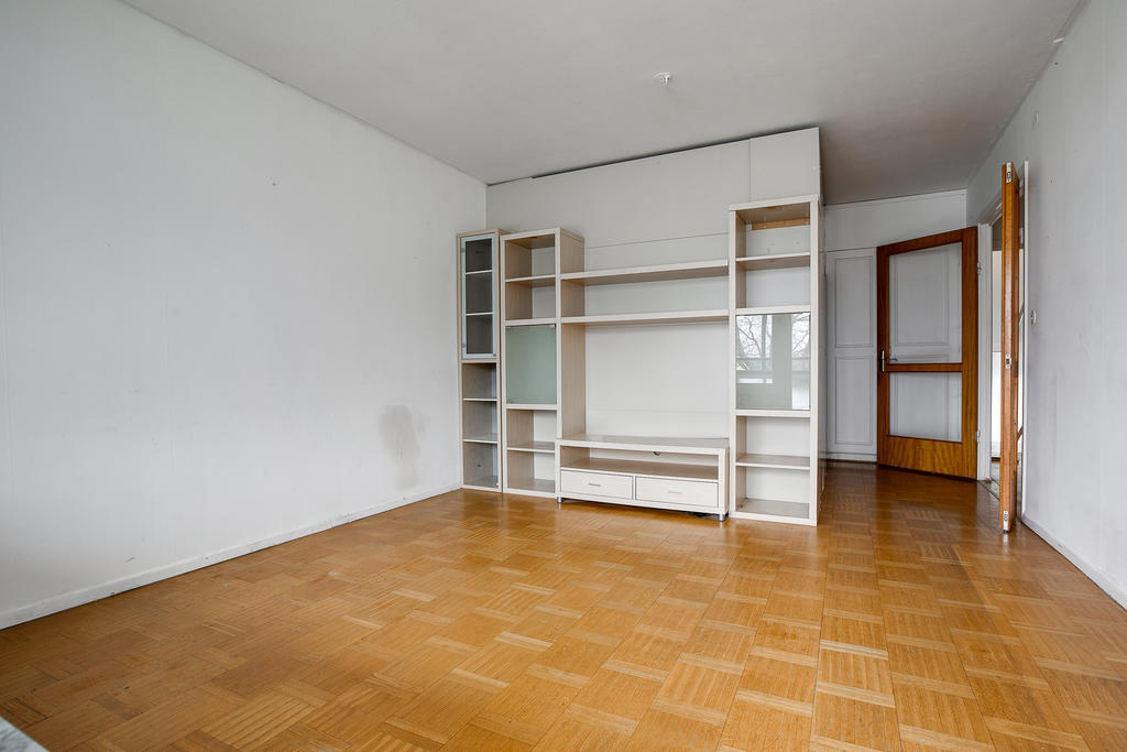 Rum med avdelare för "sovrum" bakom väggen