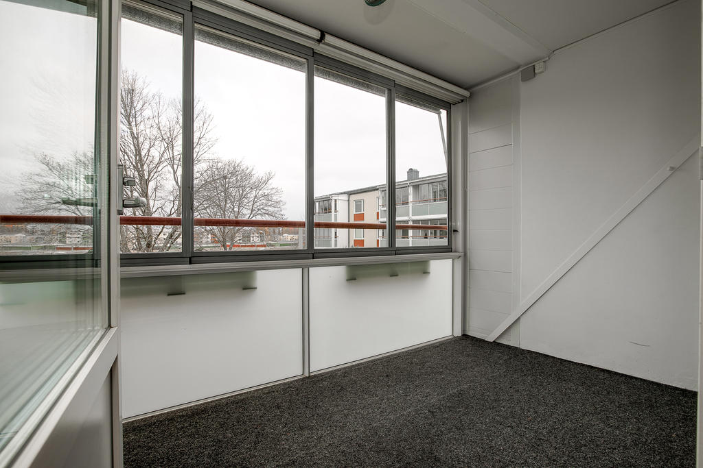 Balkong med elektrisk markis