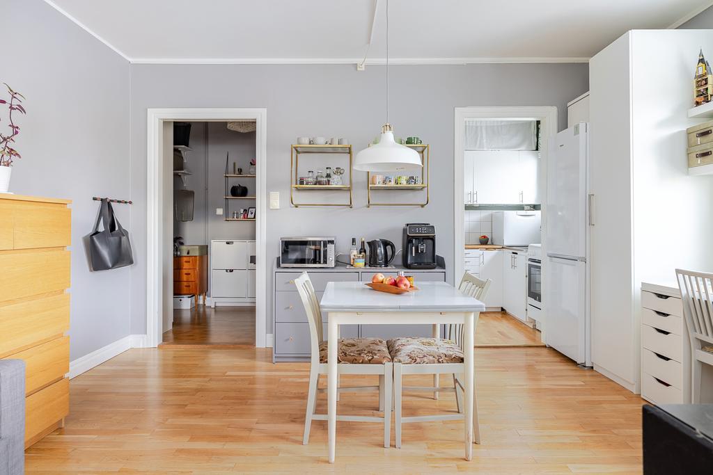 Vardagsrum som binder ihop bostaden på ett praktiskt och harmoniskt sett.