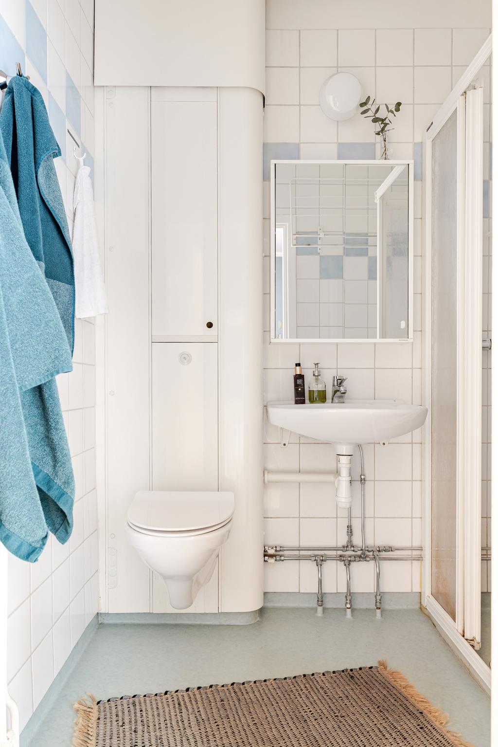 Duschrum med kaklade väggar och duschkabin.