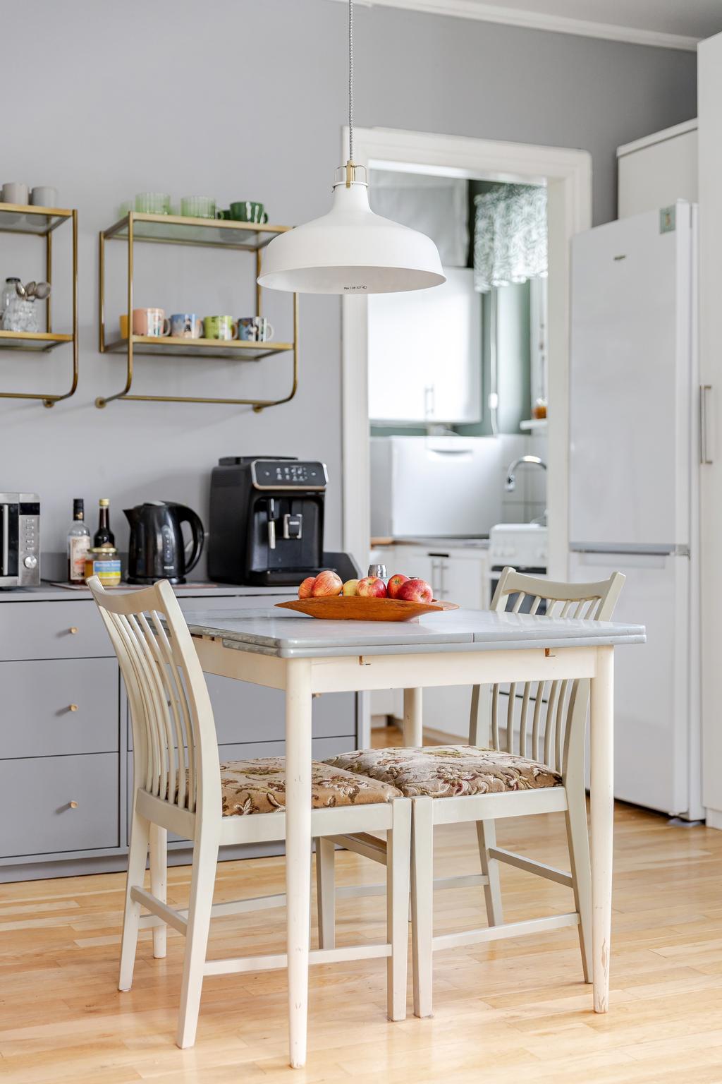 Matplats och vy in till köket.