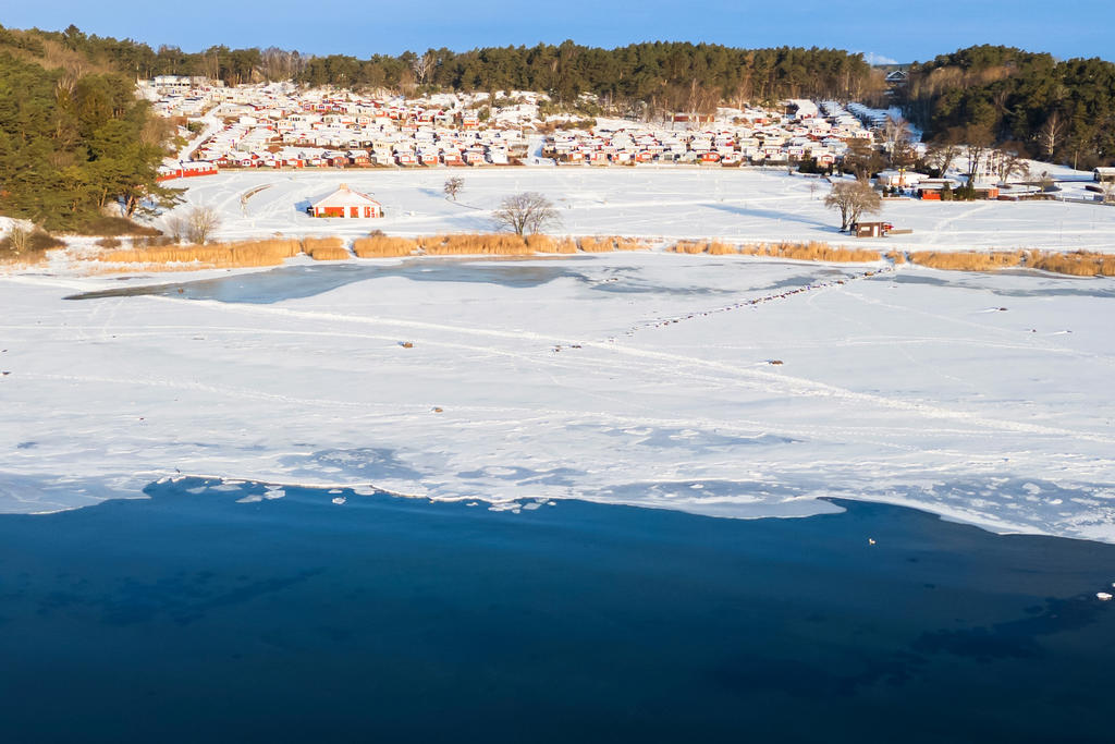 Vintervy över stugorna