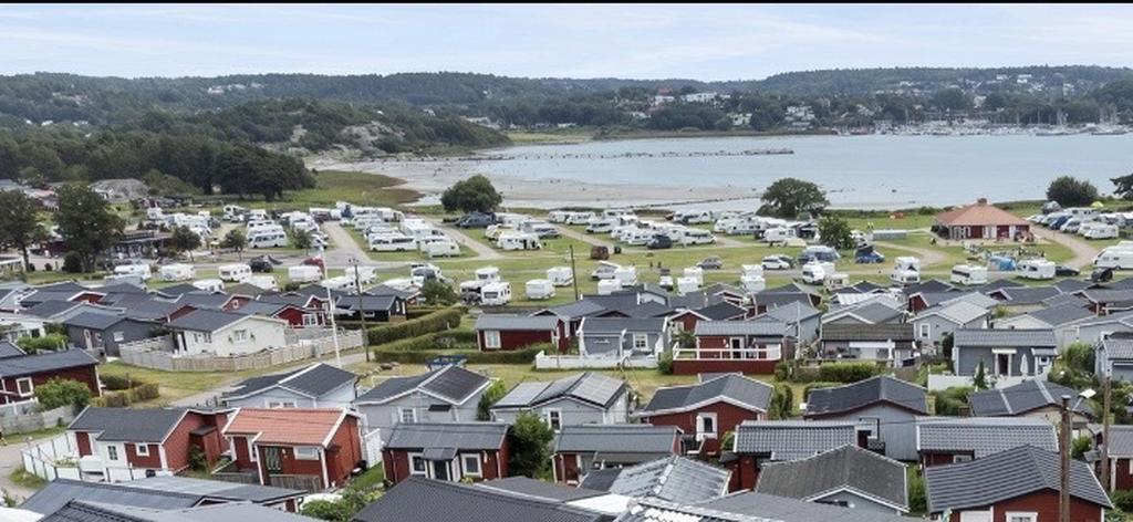 Områdesbild med D 145 till vänster i bild