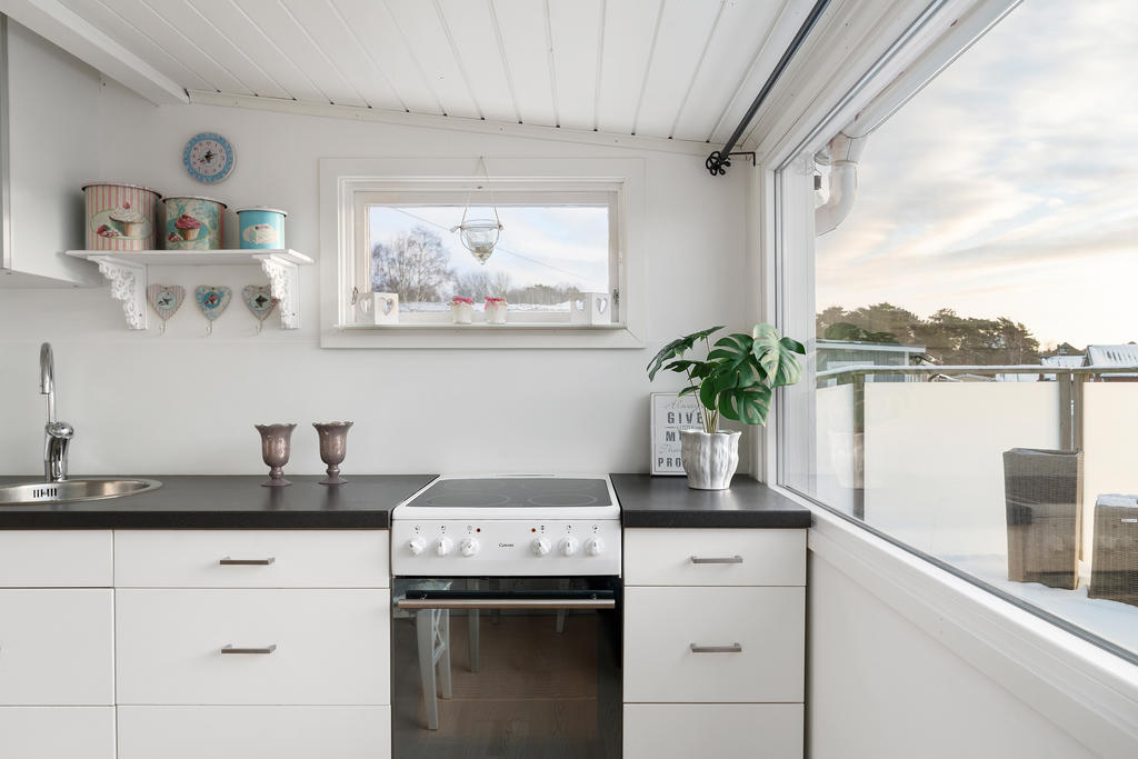 Kök med stora fönsterpartier