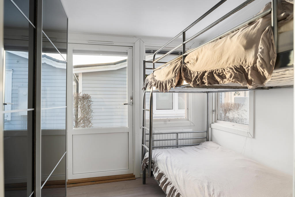 Sovrum 2 med garderob och utgång till altanen. Fönster i vinkel