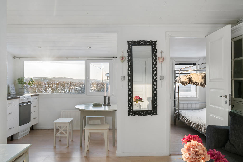 Bra planlösning med två sovrum, kök och vardagsrum i halvöppet sammanhang samt kaklat badrum med dusch och toalett