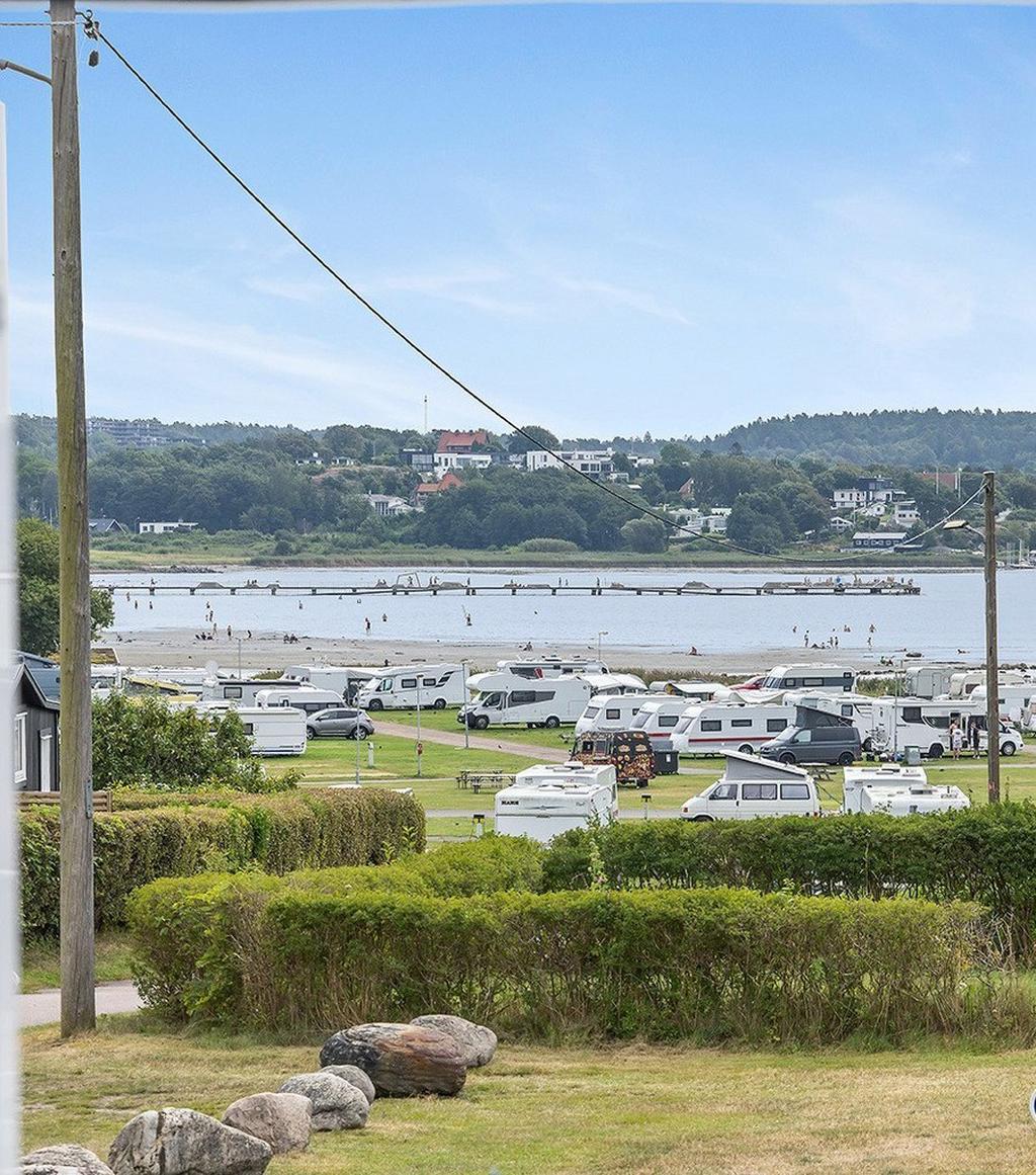 På sommaren lever stugbyn upp. Lika så campingen och badplatserna