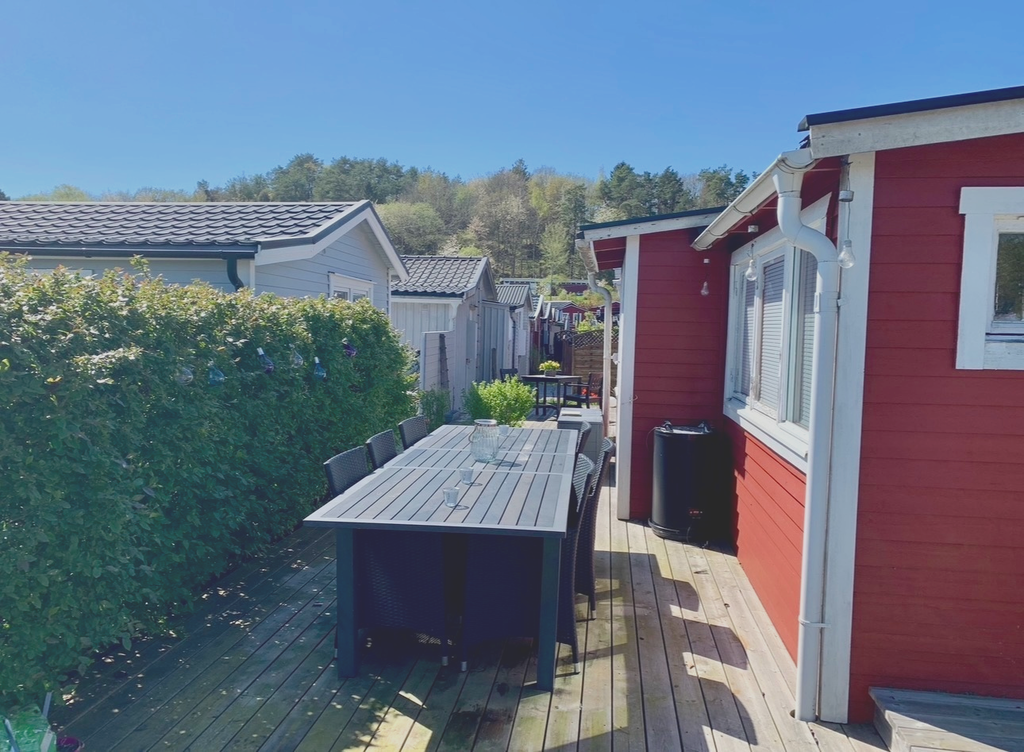 Säljarens sommarbild. Altan mot söder. Mot kvällen följer ni solen mot entrésidan. Utgång från sovrum 2 eller från utsidan