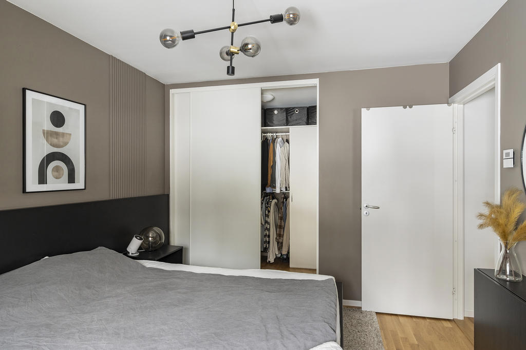 Sovrum med klädkammare