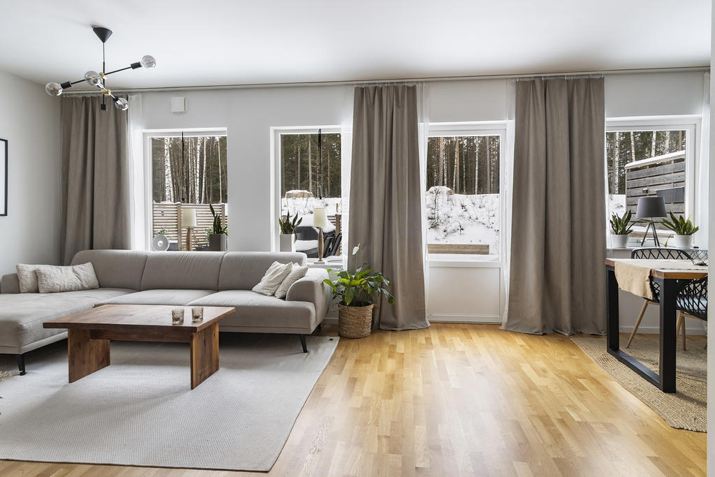 Vardagsrum med utgång till altan 