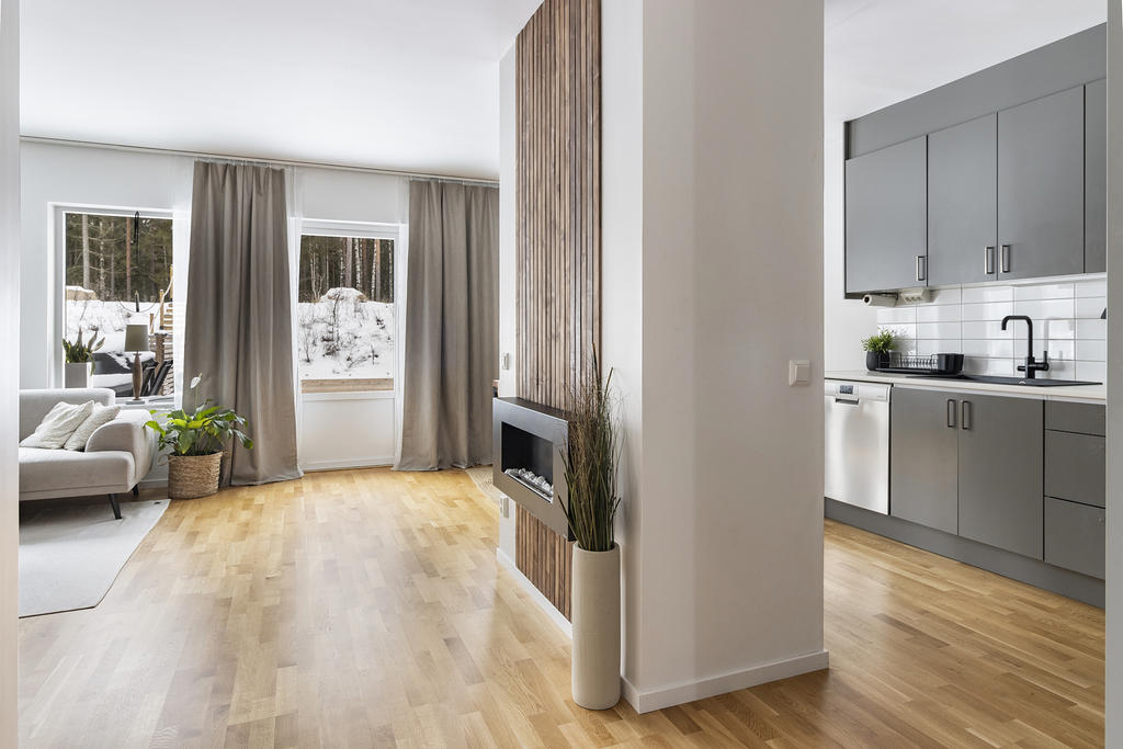 Öppen planlösning mellan kök och vardagsrum 