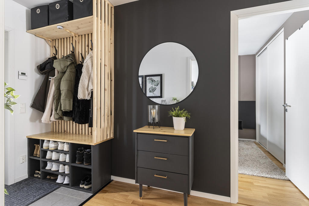 Hall med platsbyggd förvaring