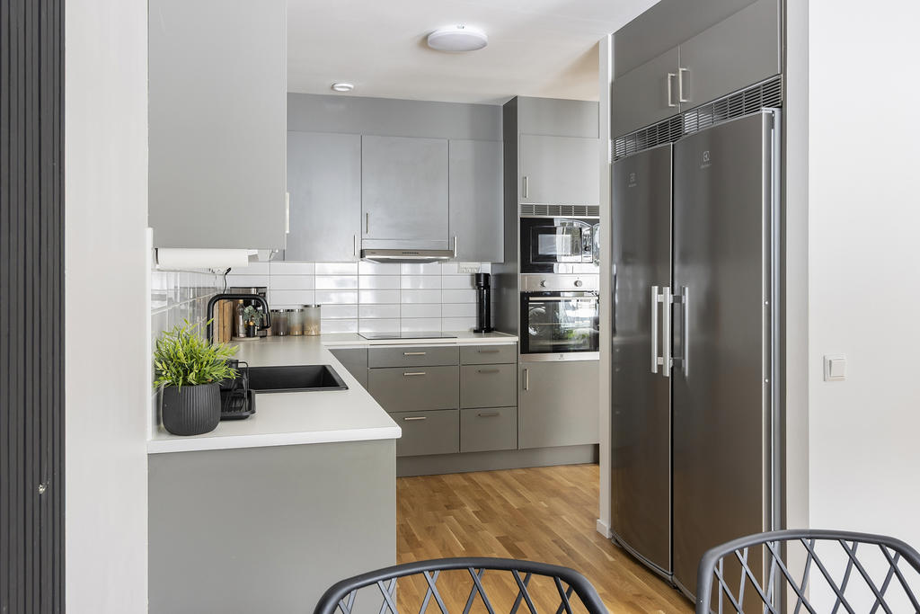 Kök med rostfria vitvaror