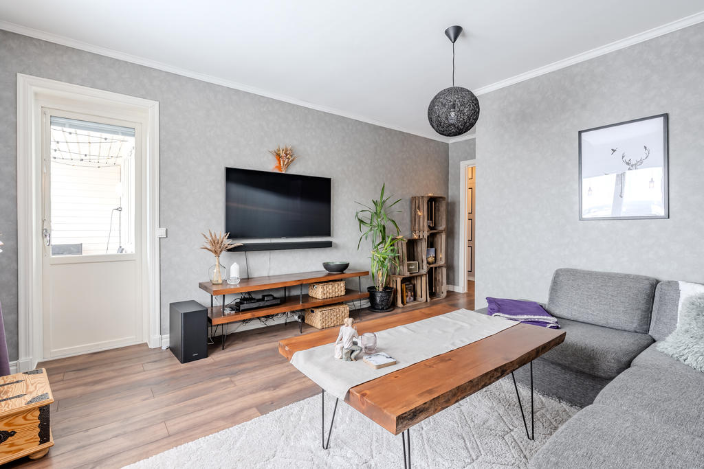 I vardagsrummet finns utgången till balkongen. 