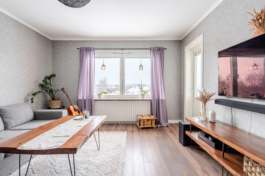 De stora fönstren ger ett fint ljusinsläpp. 