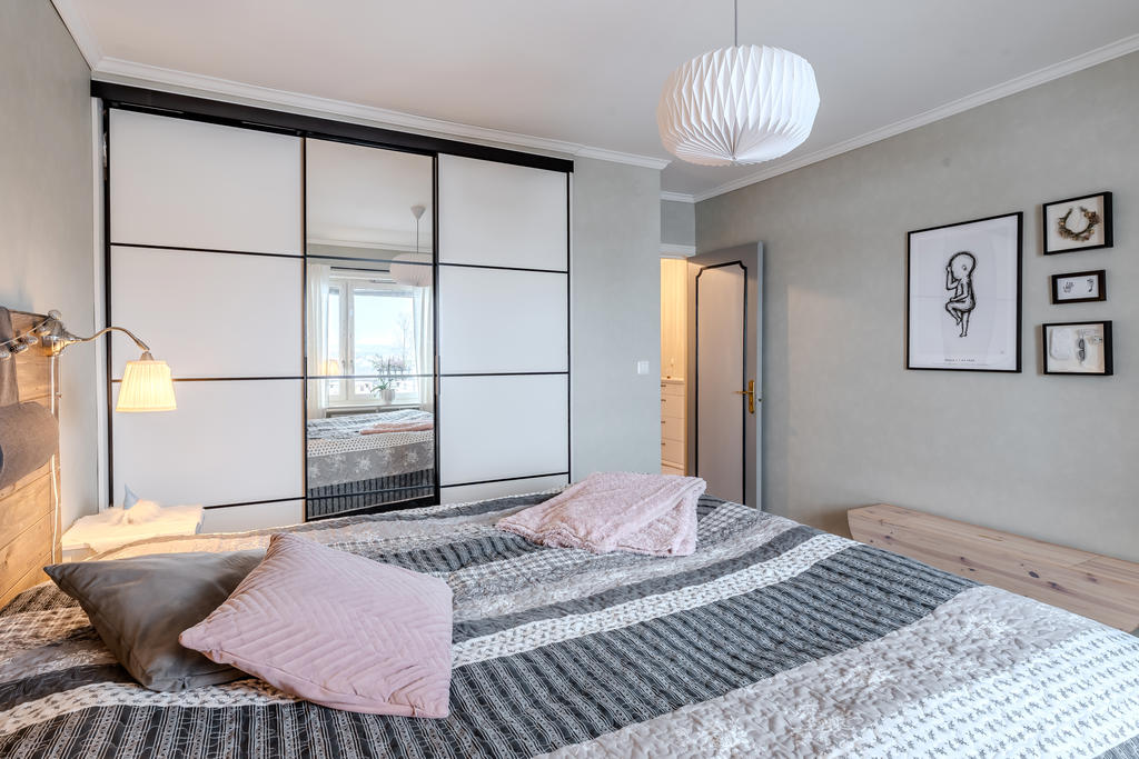 I sovrummet finns inbyggda garderober. 