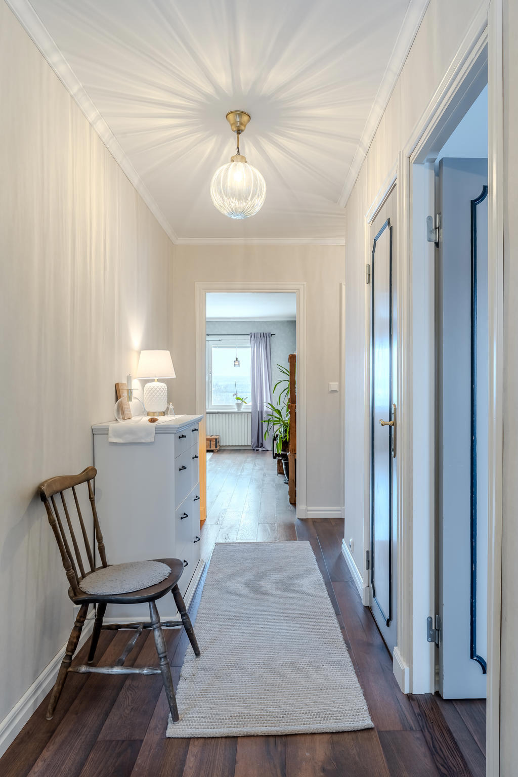 Hall med plats för förvaringsmöbel.