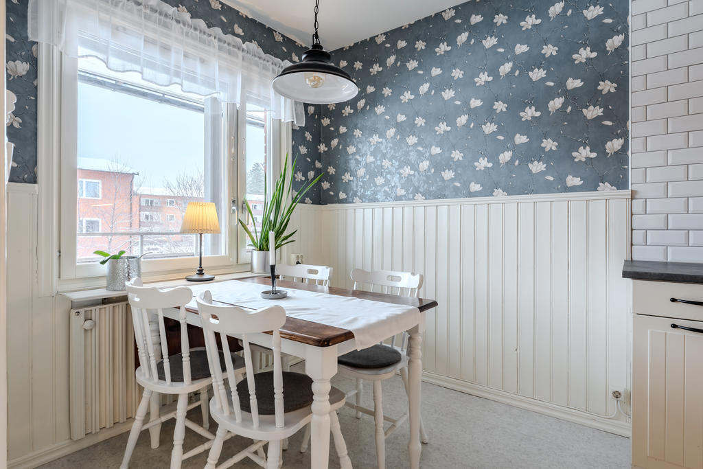 Matplatsen är trevligt placerad vid fönster.