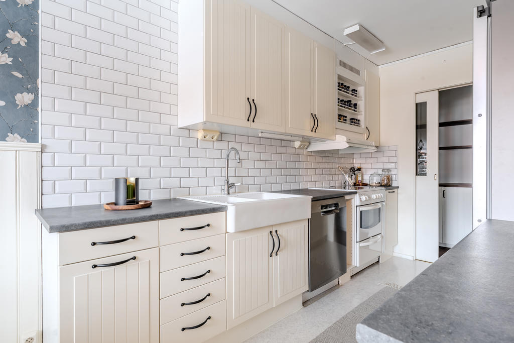 Bra förvaringsmöjligheter i det mysiga  och praktiska skafferiet.