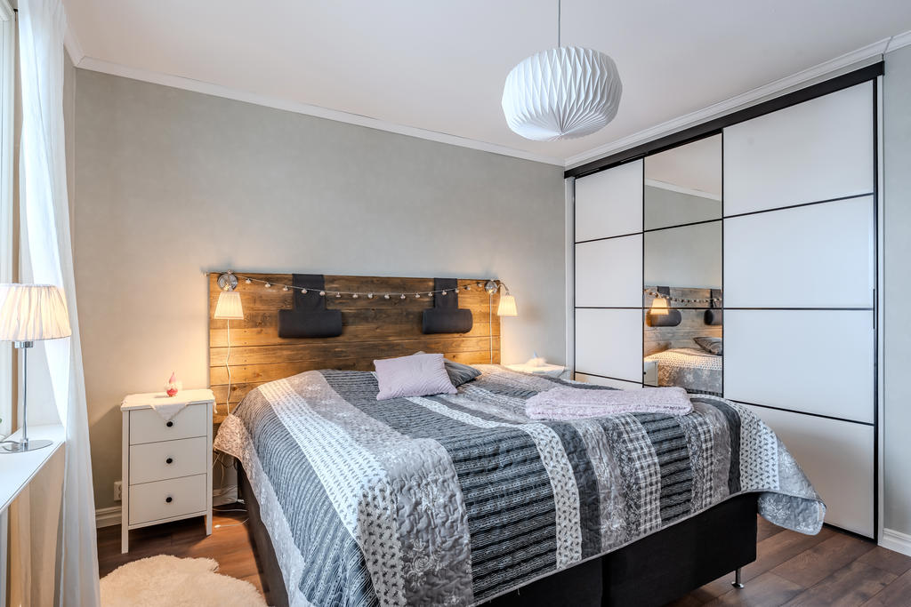 Det stora sovrummet har en praktisk och snygg garderob för smart förvaring.