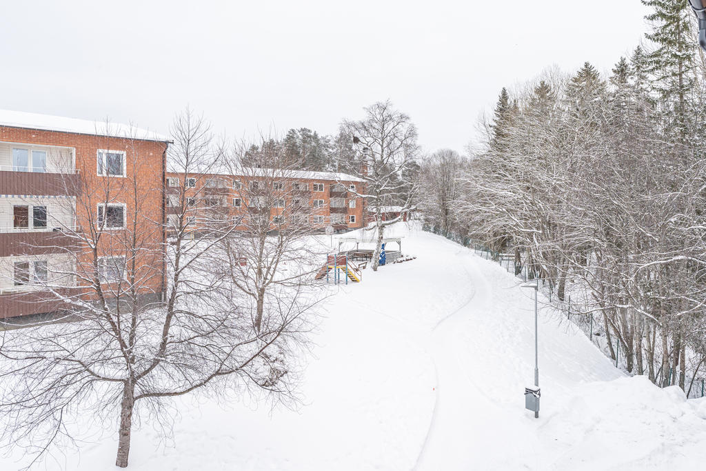Lekpark efter gångvägen.