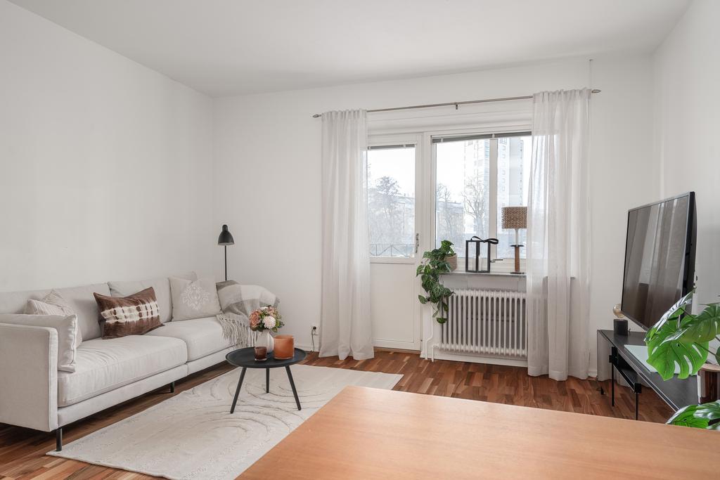 Stort allrum med fransk balkong mot Stångån