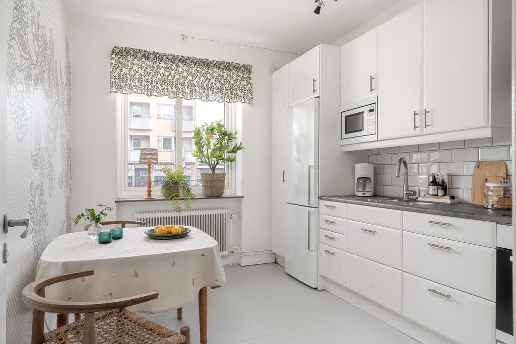 Kök med gott om plats för matbord 