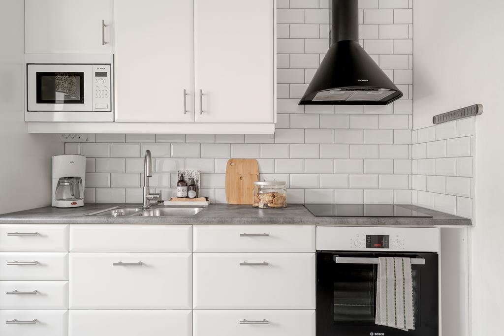 Stilrent med vitvaror från Bosch och kaklad vägg
