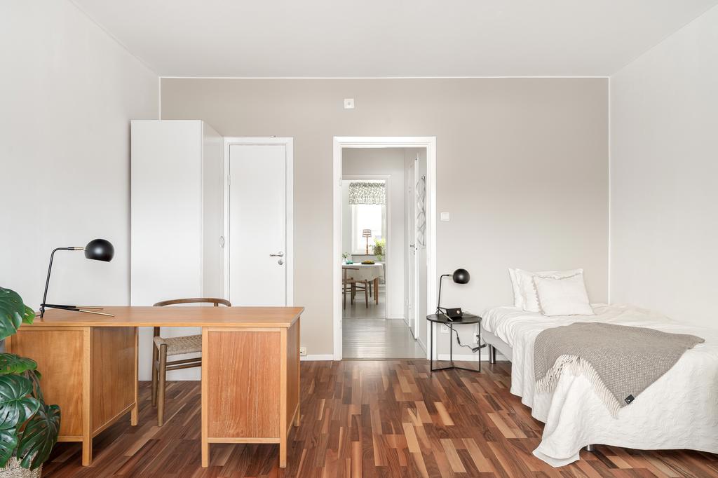 Allrummet har plats för både säng och arbetsplats 
