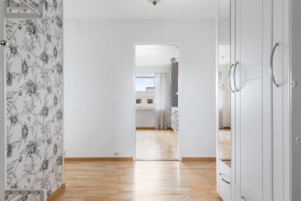 Stor och öppen hall med förvaringsmöjligheter.