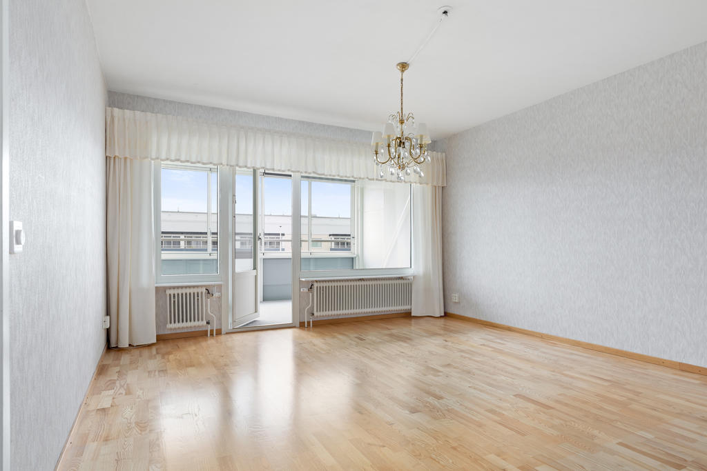 Vardagsrummet med dörr till balkongen.