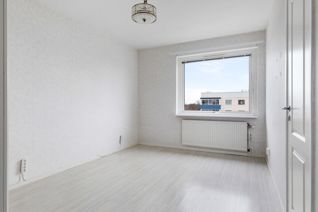 Rymligt sovrum med dörr från både kök och hall