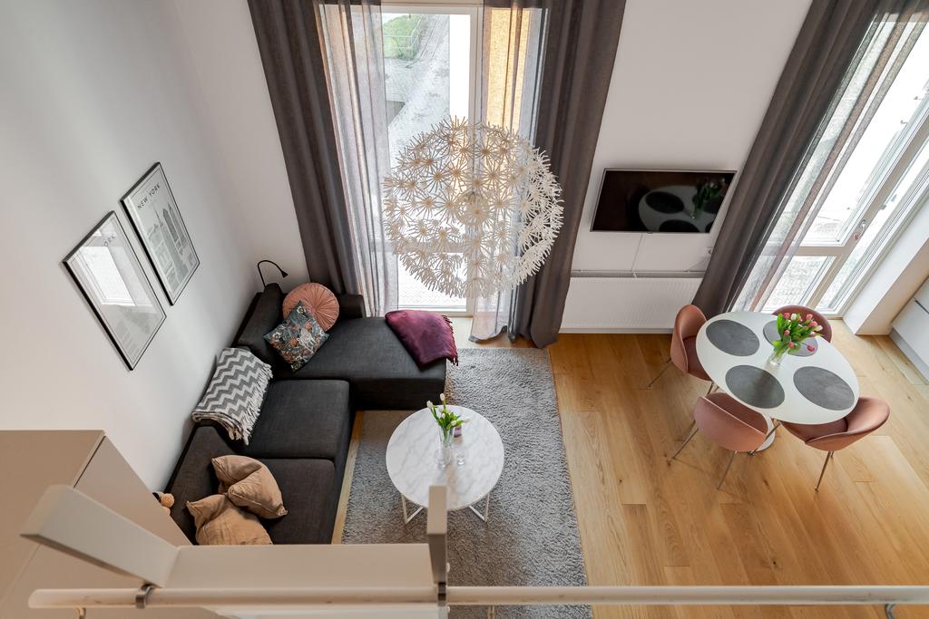 Takhöjden och de stora fönstren ger härlig rymd