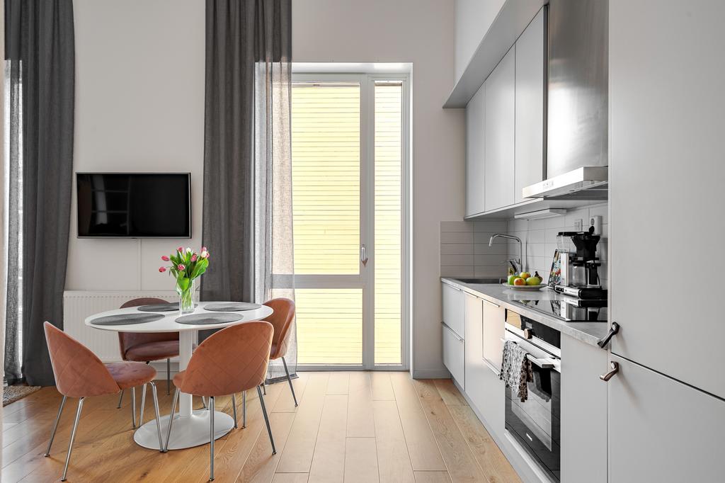 Plats för matbord vid köksfönstret