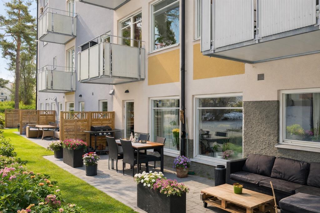 AI bild för att illustrera uteplatsens potential under sommarhalvåret. Viss avvikelse kan förekomma.