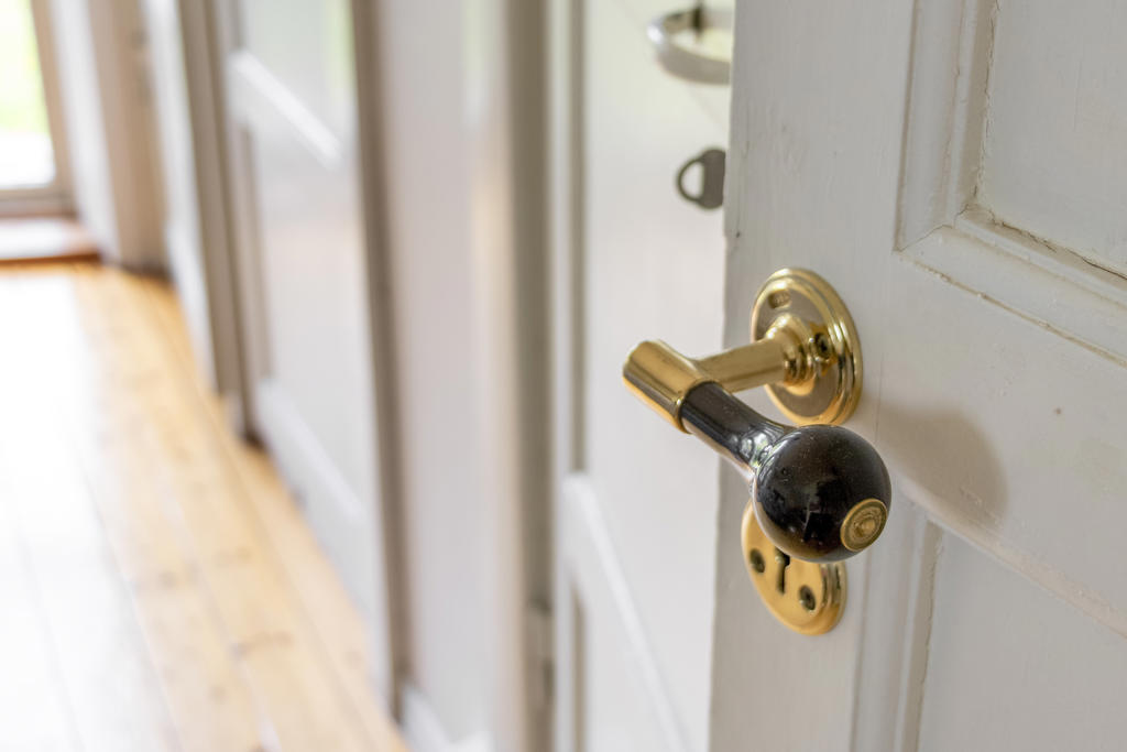 En av många handtag formgivna av husets ägare, arkitekten Pelle Wester