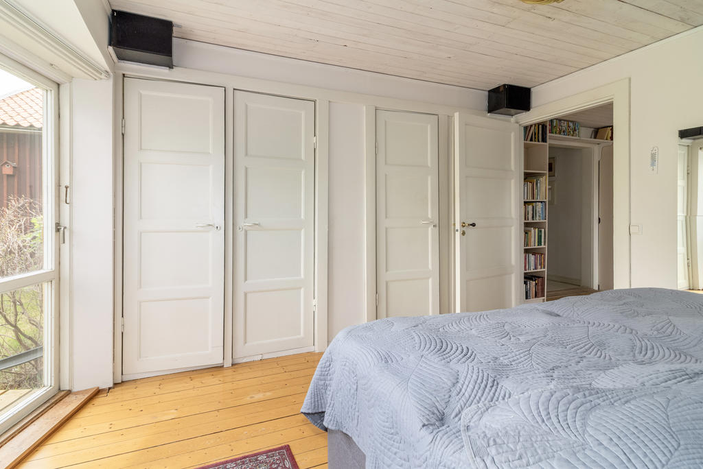 Sovrum 4 (Master bedroom) - utgång till trädgården