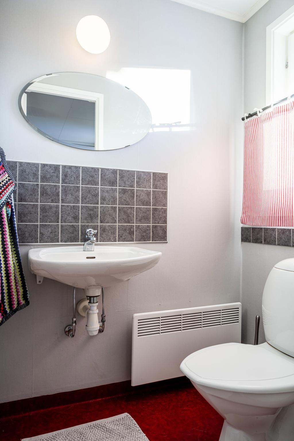 Gästtoalett i groventrén