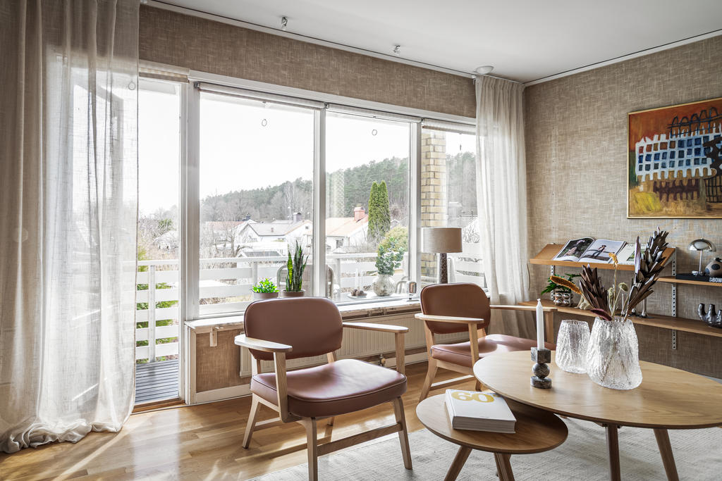 Utsikt över grannskapet från vardagsrum