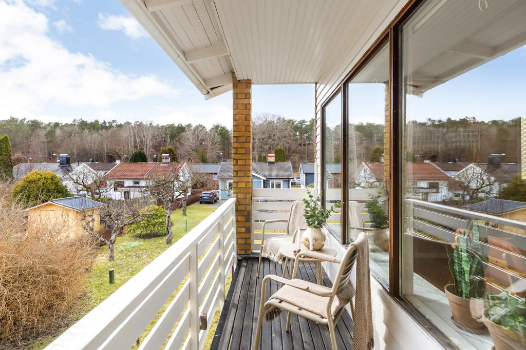 Från vardagsrummet nås en balkong