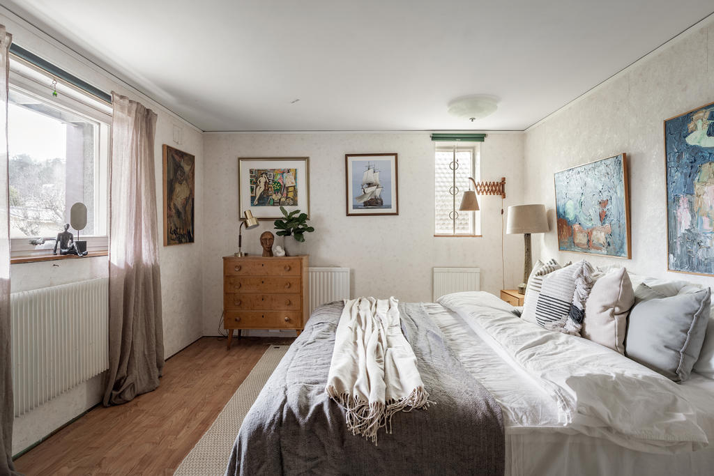 Stort gästrum i sutterängdel (boarea)