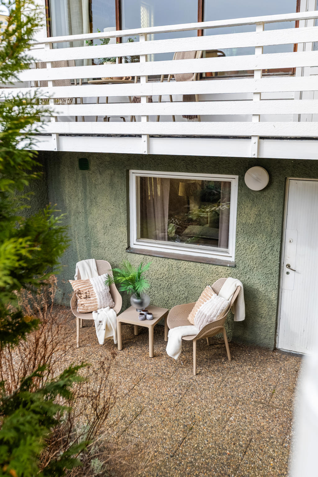 Till gästrum finns en egen entré.