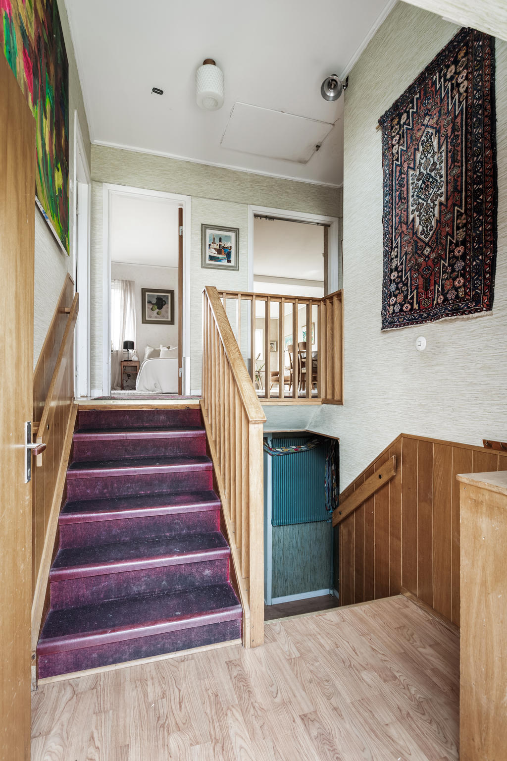 Från Entrén nås båda planen via halvtrappor.