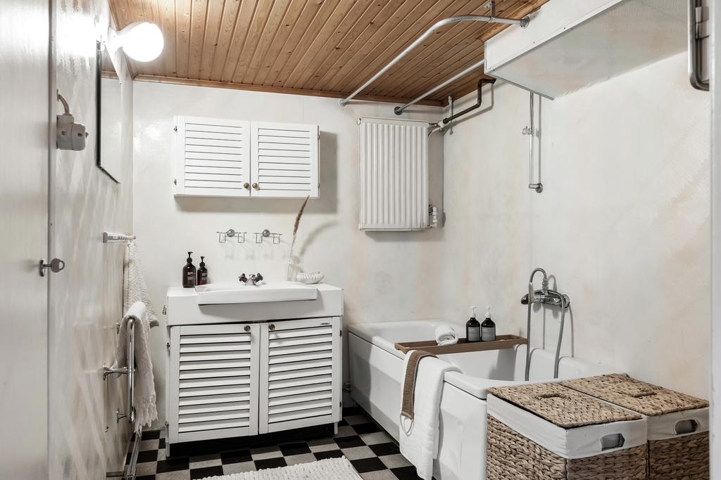 Badrum i källardel. 