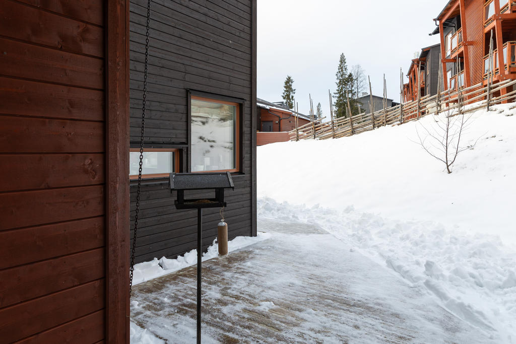 Trädäck även på norra sidan där det finns plats för en matplats på sommaren.