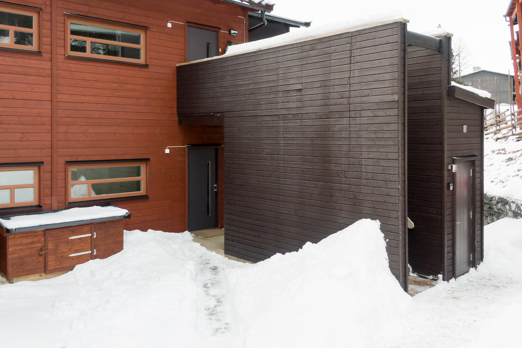 Entrén. Där finns även ett låsbart förråd direkt mittemot entrén under tak, samt ett öppet utrymme under trapp för exempelvis cyklar.