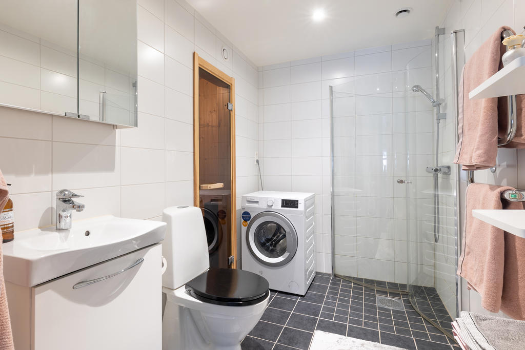 Helkaklat badrum med bastu.