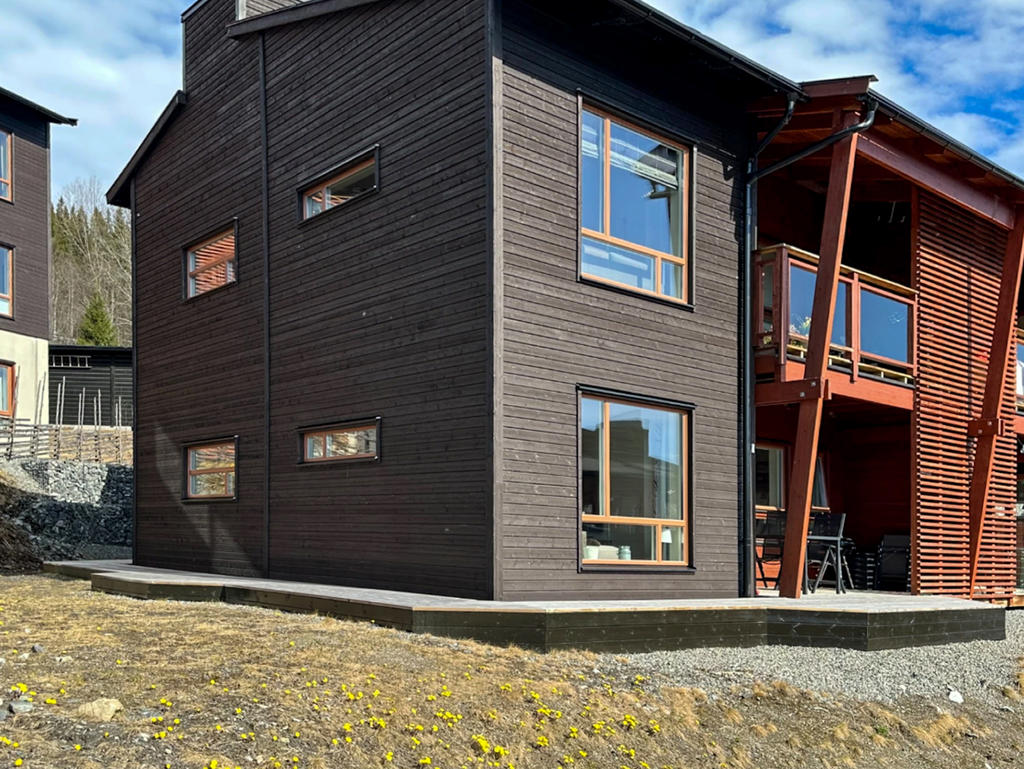 Runt bostaden löper ett trädäck från norr via väster till söder, vilket möjliggör flera sittgrupper i olika sollägen.
Säljarens egna bild.